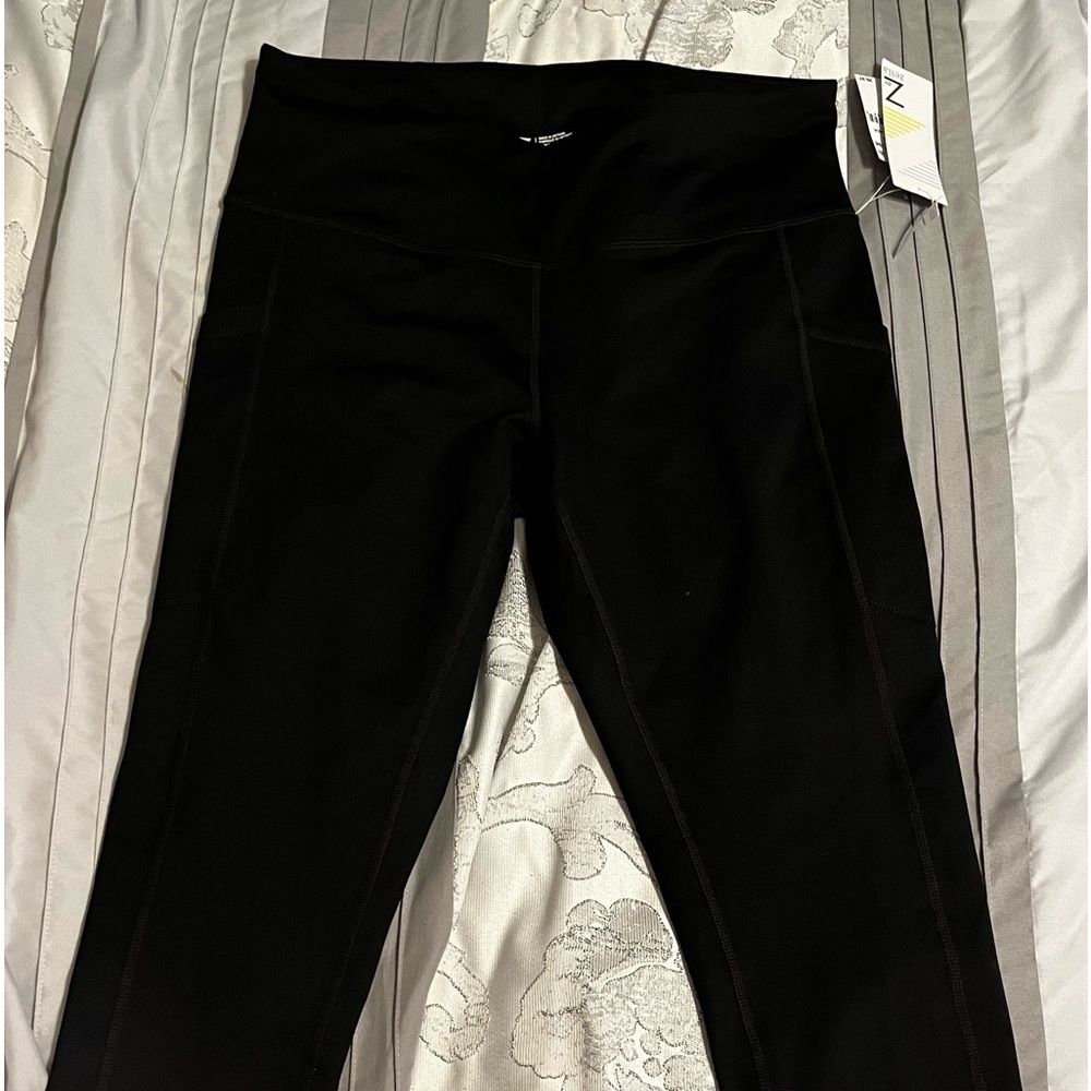 NWT Z by Zella cropped leggings with side pocket. Black size L